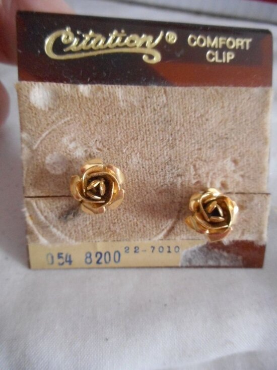 Vintage Jewelry - NWOT Vintage 1980s gold tone floral Earrings Clip on Costume jewelry